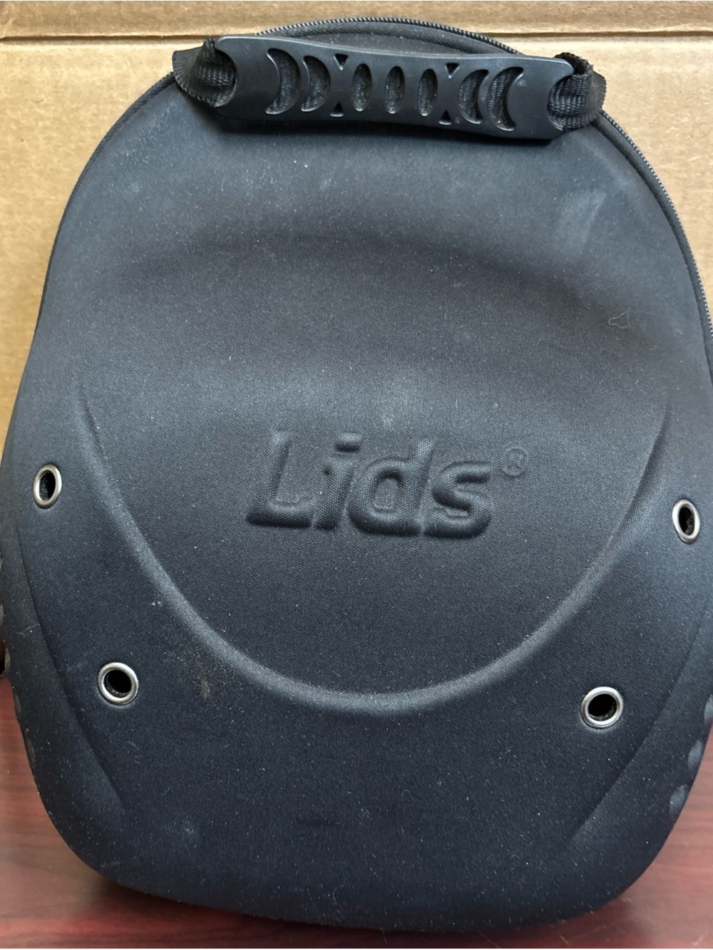 LIDS Black Hat Cap Travel Protection Storage Hard Case Holds 3-5 ONE ZIPPER